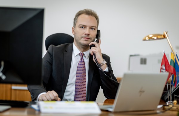 Ministras J. Taminskas telkia valstybes: ragina stabdyti sezoninio laiko keitimą 