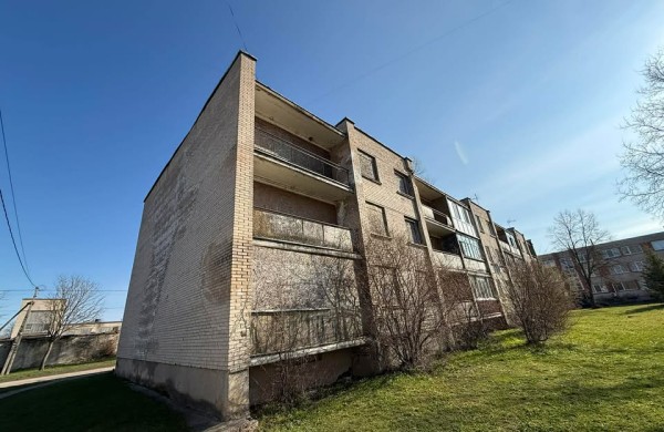 Apleista daugiabučio dalis Upninkuose kelia grėsmę: „Situacija kasdien blogėja“