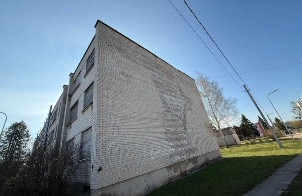 Apleista daugiabučio dalis Upninkuose kelia grėsmę: „Situacija kasdien blogėja“