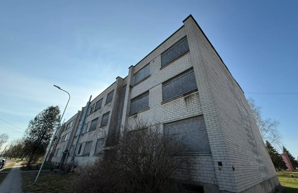 Apleista daugiabučio dalis Upninkuose kelia grėsmę: „Situacija kasdien blogėja“
