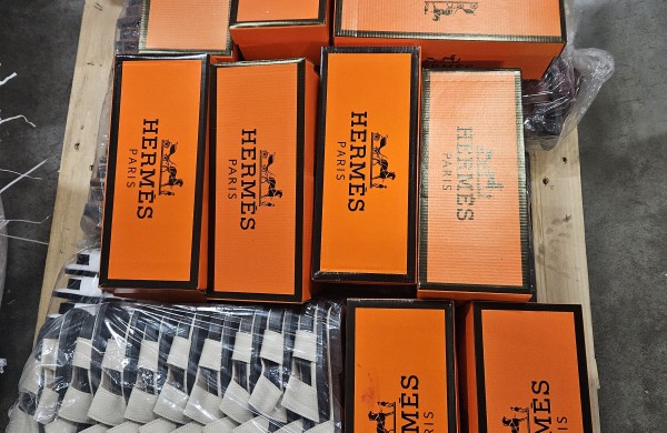 Muitinė užkardė klastočių tranzitą: padirbiniai keliavo iš Šveicarijos