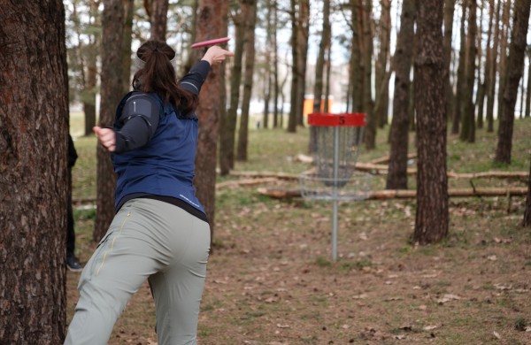Rekordinis savaitgalis Jonavos diskgolfo parke – Lietuvos diskgolfo dvejetų čempionate varžėsi net 80 porų 