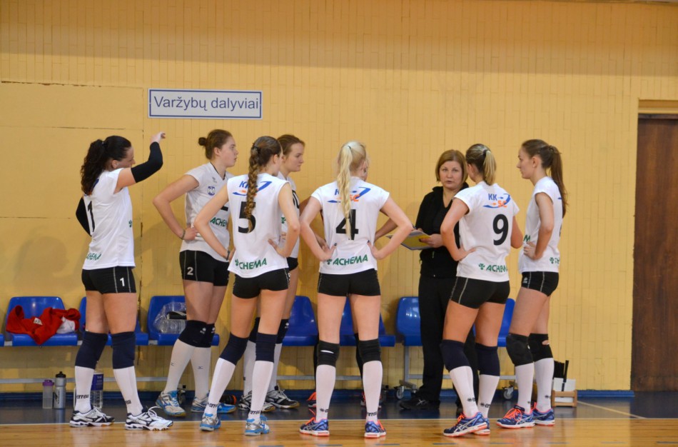 Lietuvos moterų tinklinio čempionato pusfinalyje – lygybė