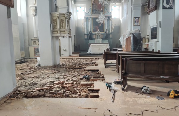 Remontuojamoje Jonavos Šv. apaštalo Jokūbo bažnyčioje – netikėti radiniai ir sudėtingi sprendimai 