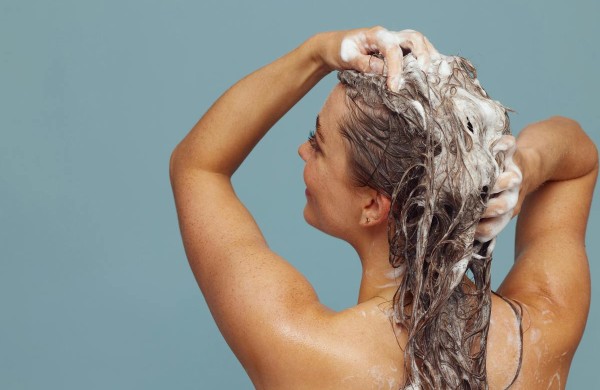 Kas slepiasi profesionaliuose šampūnuose plaukams?