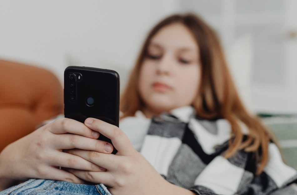 Patyčioms persikeliant į elektroninę erdvę, „Vaikų linija“ imasi naujo vaidmens