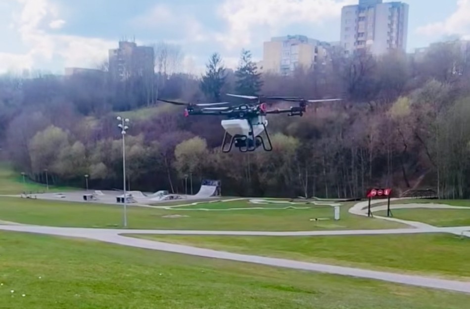 Jonavos želdinius tręšia specialiai užprogramuotas dronas