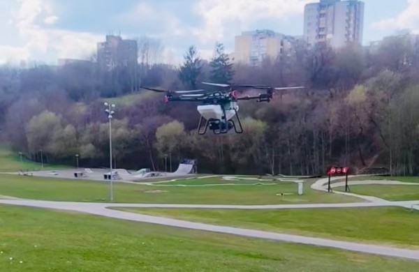 Jonavos želdinius tręšia specialiai užprogramuotas dronas