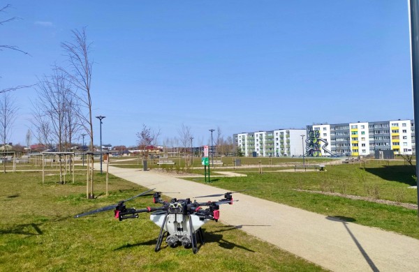 Jonavos želdinius tręšia specialiai užprogramuotas dronas