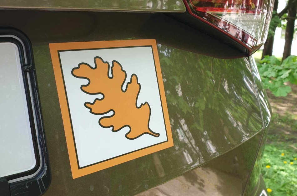 Ar žinote, ką reiškia šis lipdukas ant automobilio?