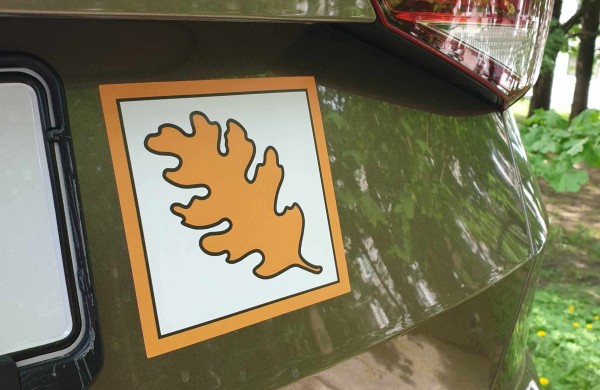 Ar žinote, ką reiškia šis lipdukas ant automobilio?