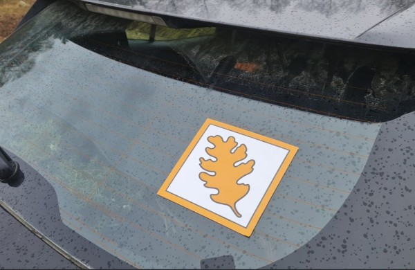 Ar žinote, ką reiškia šis lipdukas ant automobilio?