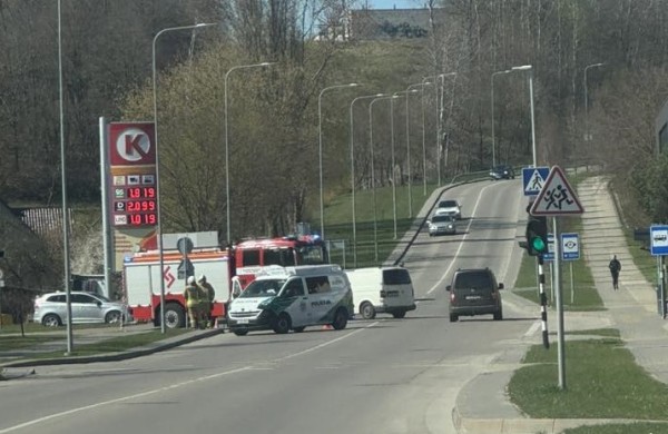 Jonavoje susidūrė automobilis ir motociklas: sužeistas motociklininkas išvežtas į klinikas