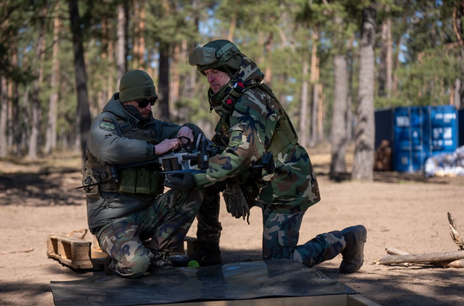 Pratybose „Juodoji strėlė 2026“ –  koviniai šaudymai į antžeminius taikinius ir dronus