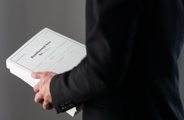 Baigtas vairavimo mokyklų išduodamų diplomų klastojimo tyrimas: teisme turės atsakyti 12 kaltinamųjų, tarp jų – dvi įmonės