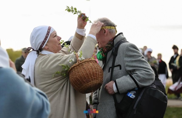Jonavoje nuvilnijo Jorės šventė: žemė pažadinta dainomis ir senovinėmis apeigomis