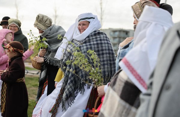 Jonavoje nuvilnijo Jorės šventė: žemė pažadinta dainomis ir senovinėmis apeigomis
