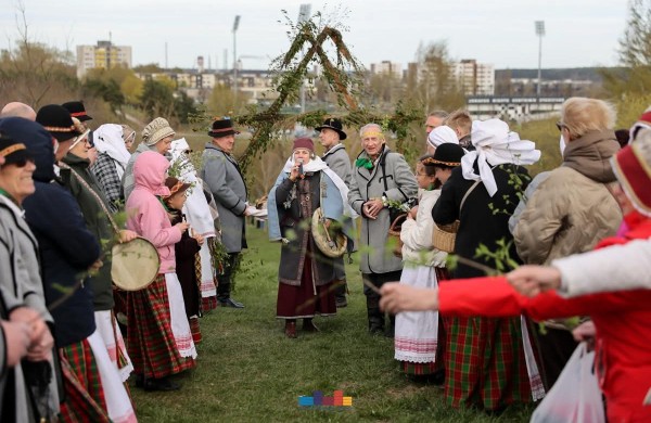 Jonavoje nuvilnijo Jorės šventė: žemė pažadinta dainomis ir senovinėmis apeigomis