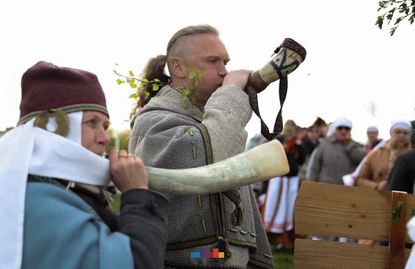 Jonavoje nuvilnijo Jorės šventė: žemė pažadinta dainomis ir senovinėmis apeigomis