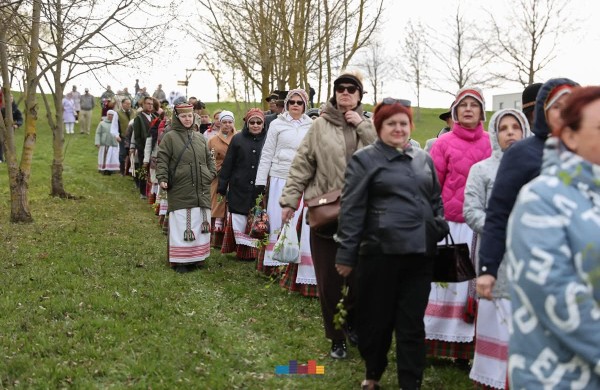 Jonavoje nuvilnijo Jorės šventė: žemė pažadinta dainomis ir senovinėmis apeigomis
