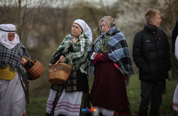 Jonavoje nuvilnijo Jorės šventė: žemė pažadinta dainomis ir senovinėmis apeigomis