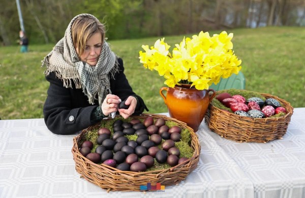 Jonavoje nuvilnijo Jorės šventė: žemė pažadinta dainomis ir senovinėmis apeigomis