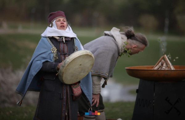 Jonavoje nuvilnijo Jorės šventė: žemė pažadinta dainomis ir senovinėmis apeigomis
