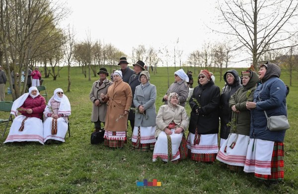 Jonavoje nuvilnijo Jorės šventė: žemė pažadinta dainomis ir senovinėmis apeigomis