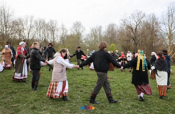 Jonavoje nuvilnijo Jorės šventė: žemė pažadinta dainomis ir senovinėmis apeigomis