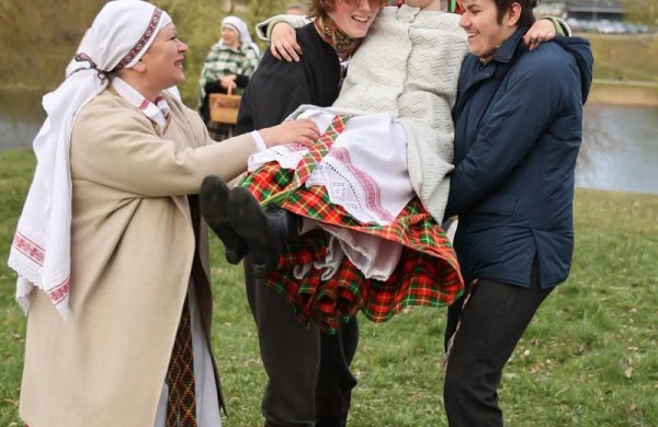 Jonavoje nuvilnijo Jorės šventė: žemė pažadinta dainomis ir senovinėmis apeigomis