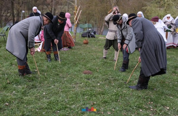 Jonavoje nuvilnijo Jorės šventė: žemė pažadinta dainomis ir senovinėmis apeigomis