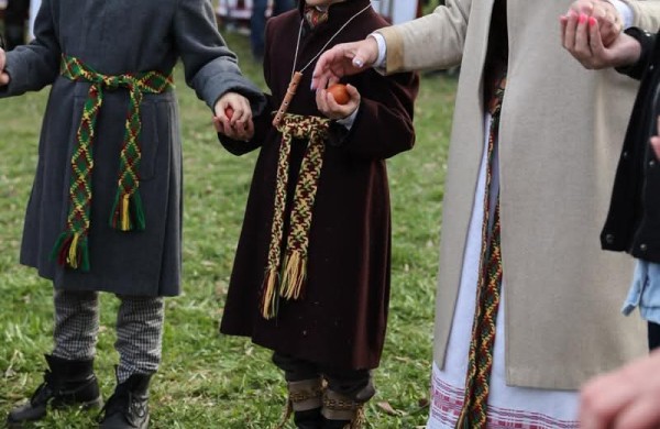 Jonavoje nuvilnijo Jorės šventė: žemė pažadinta dainomis ir senovinėmis apeigomis