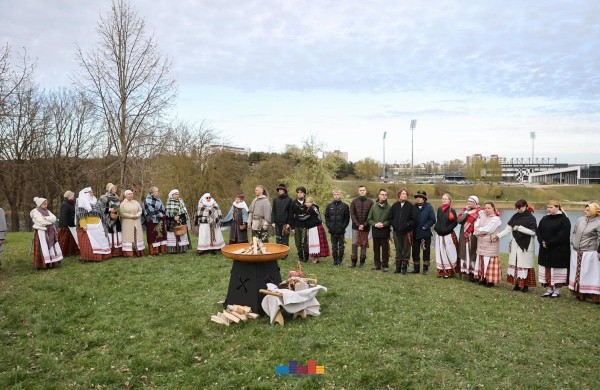 Jonavoje nuvilnijo Jorės šventė: žemė pažadinta dainomis ir senovinėmis apeigomis