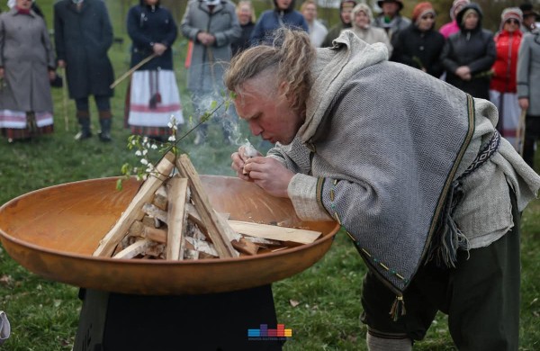 Jonavoje nuvilnijo Jorės šventė: žemė pažadinta dainomis ir senovinėmis apeigomis