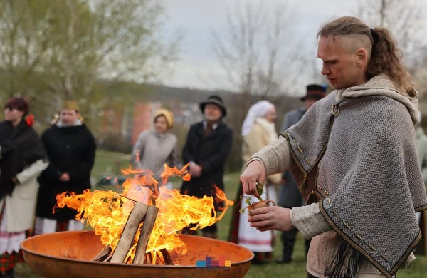 Jonavoje nuvilnijo Jorės šventė: žemė pažadinta dainomis ir senovinėmis apeigomis