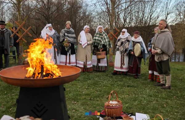 Jonavoje nuvilnijo Jorės šventė: žemė pažadinta dainomis ir senovinėmis apeigomis