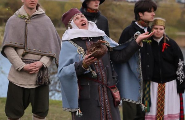 Jonavoje nuvilnijo Jorės šventė: žemė pažadinta dainomis ir senovinėmis apeigomis