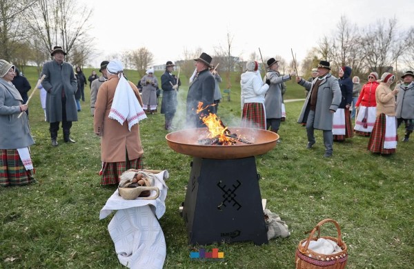 Jonavoje nuvilnijo Jorės šventė: žemė pažadinta dainomis ir senovinėmis apeigomis