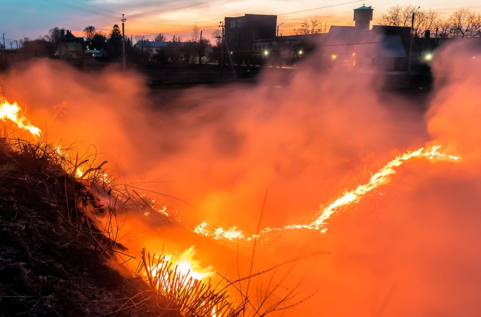 Šį pavasarį jau nukentėjo 3 žmonės, ugnis pasiekė pastatus