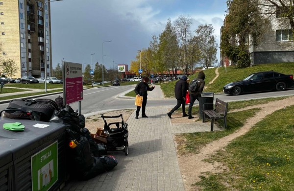 Jonavietis Arnas pričiupo šiukšlintojus: „Šiukšles dėjo tiesiai po draudžiančiu ženklu“, „Jonavos paslaugos“ sureagavo žaibiškai