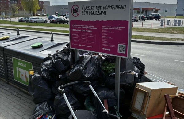 Jonavietis Arnas pričiupo šiukšlintojus: „Šiukšles dėjo tiesiai po draudžiančiu ženklu“, „Jonavos paslaugos“ sureagavo žaibiškai