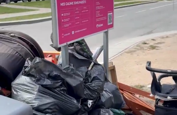 Jonavietis Arnas pričiupo šiukšlintojus: „Šiukšles dėjo tiesiai po draudžiančiu ženklu“, „Jonavos paslaugos“ sureagavo žaibiškai