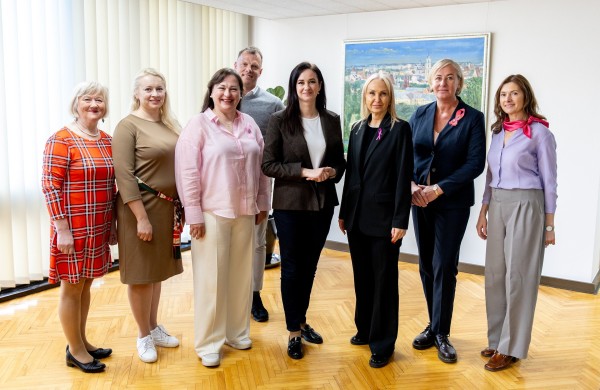 Ministrė Pirmininkė Inga Ruginienė tapo iniciatyvos „Rožinis autobusas“ globėja