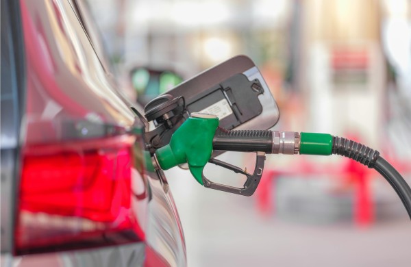 Vyriausybė pritarė: degalų kainos galėtų kilti tik kartą per dieną