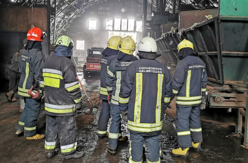 Prie serviso Jonavoje užsidegė šiukšliavežė