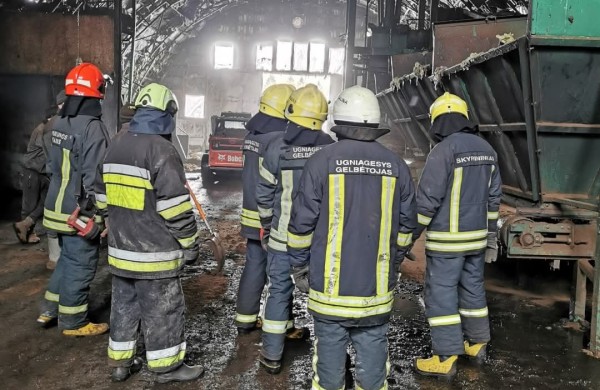Prie serviso Jonavoje užsidegė šiukšliavežė