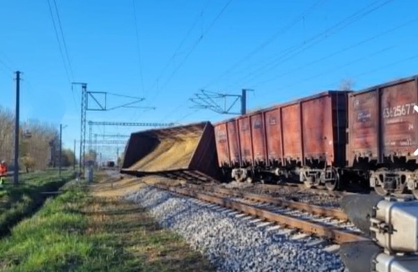 Nuo bėgių nuriedėjus vagonams sutriko traukinių eismas