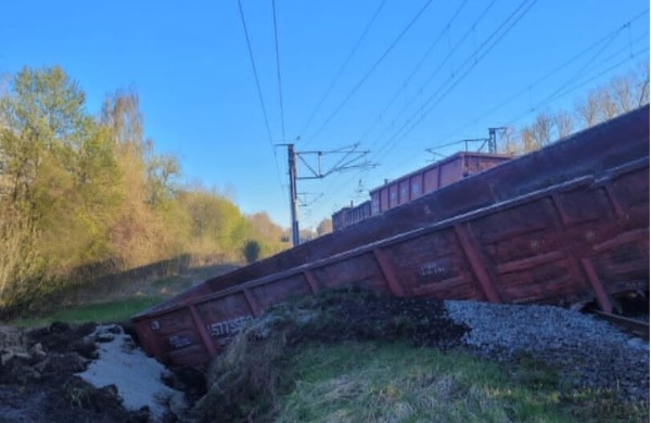 Nuo bėgių nuriedėjus vagonams sutriko traukinių eismas