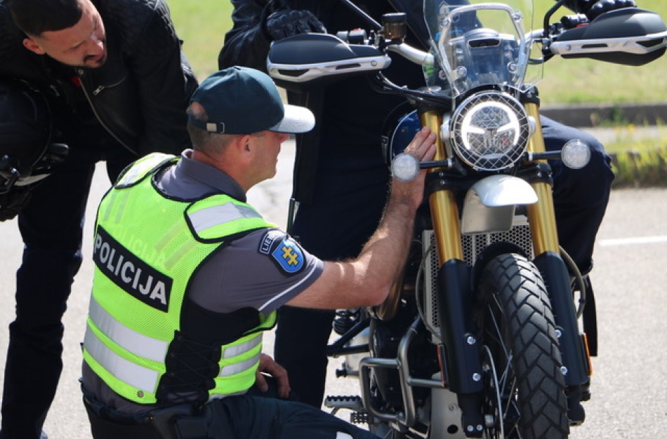 Jonavoje pričiuptas visiškai girtas motociklininkas