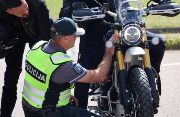 Jonavoje pričiuptas visiškai girtas motociklininkas